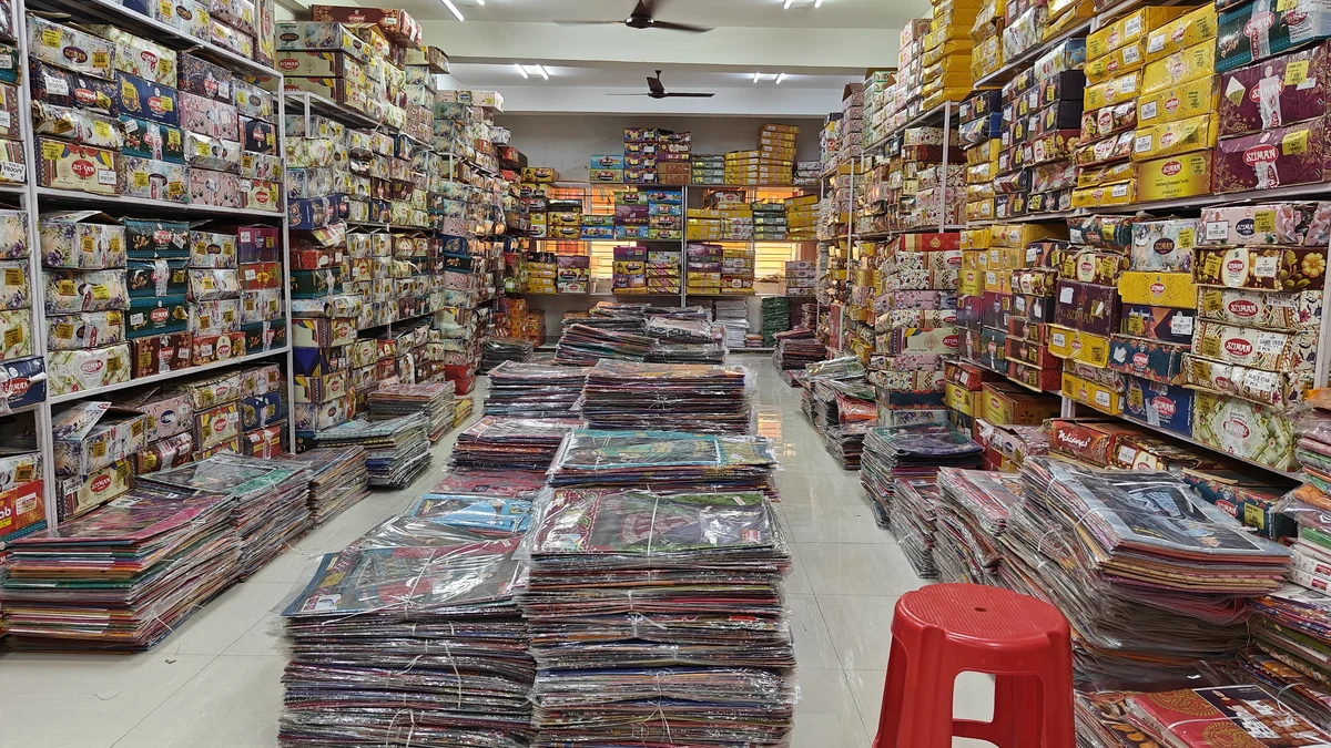 Wholesale cotton saree bulk floor inventory at Santosh Synthetics — Suman and Minu brand sarees for Ranchi retailers