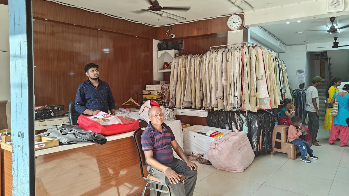 Santosh Synthetics showroom entry Jugsalai Jamshedpur — wholesale textile destination for Ranchi buyers